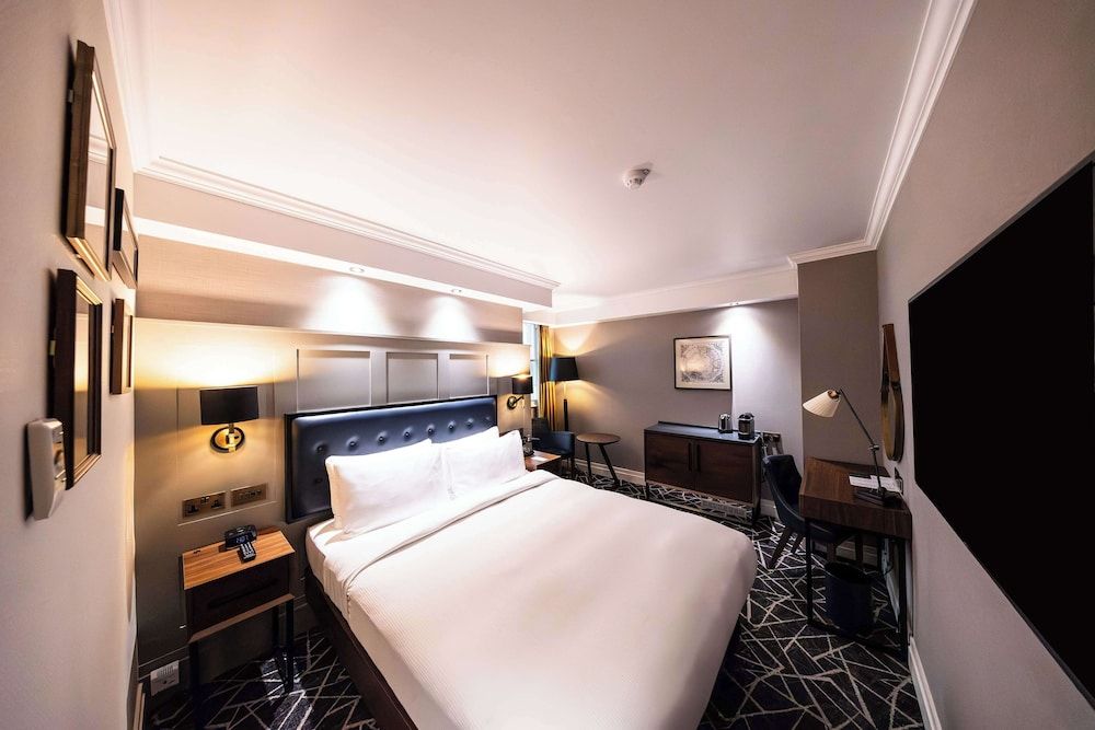 100 Queen's Gate Hotel London Kensington, Curio Collection by Hilton Cosy Atrium 4