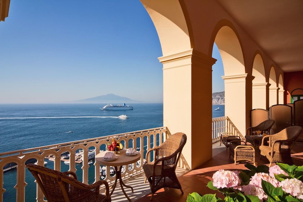 Suite, Sea View (Caruso)