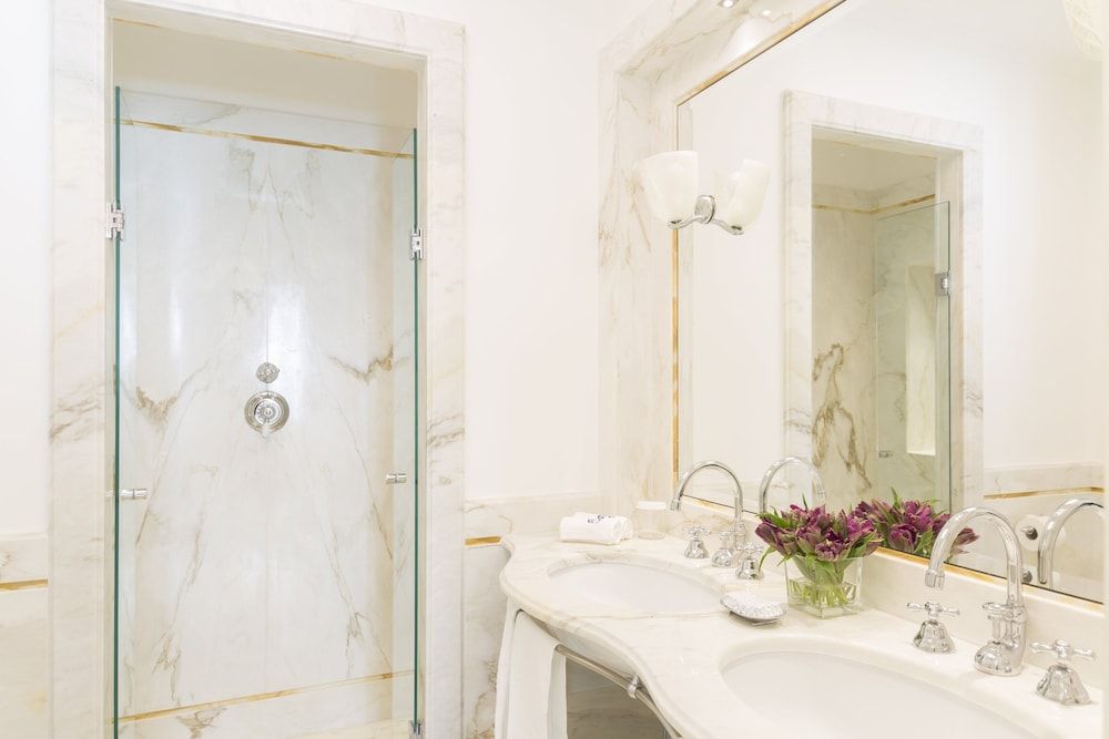 Suite, Sea View (Pavarotti)