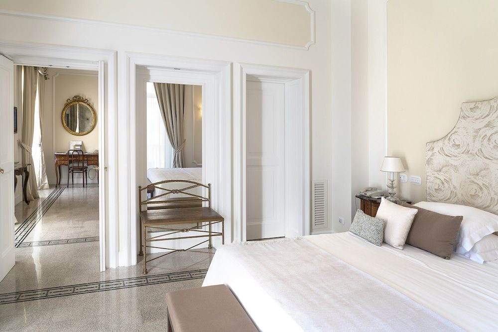 Junior Suite (Superior, Side Sea View)