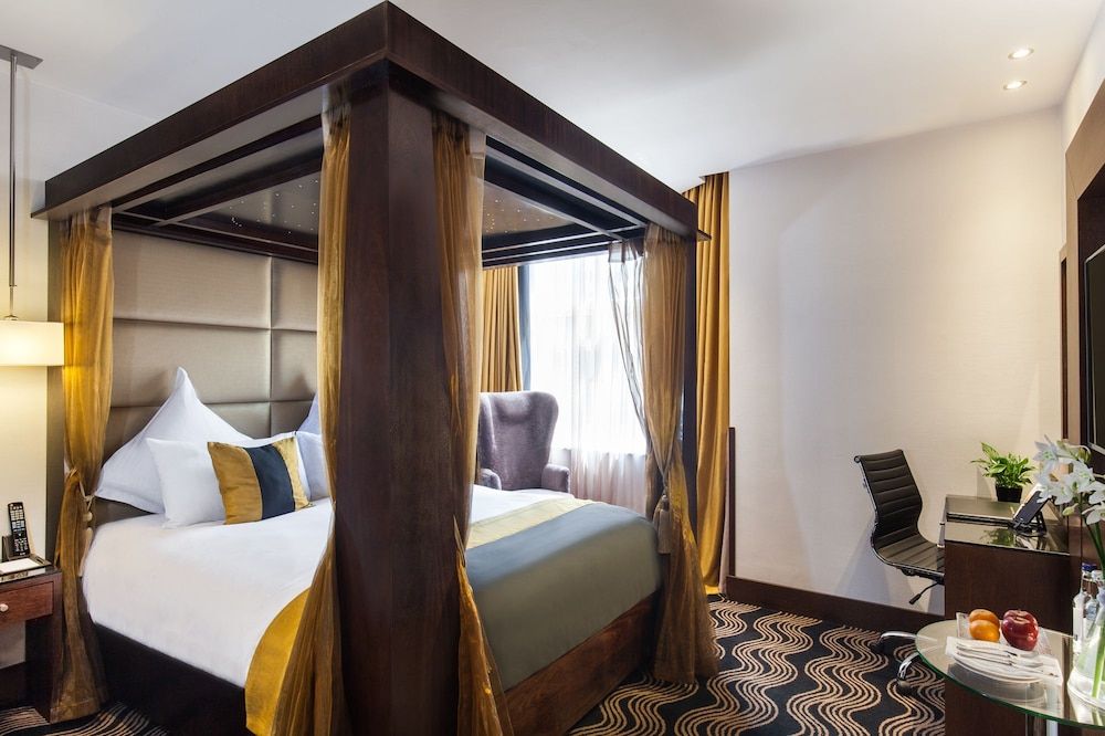 Suite (Four Poster)