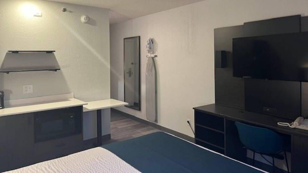 Studio 6 Suites Norcross, GA Standard Room, 1 Queen Bed, Accessible, Smoking 3