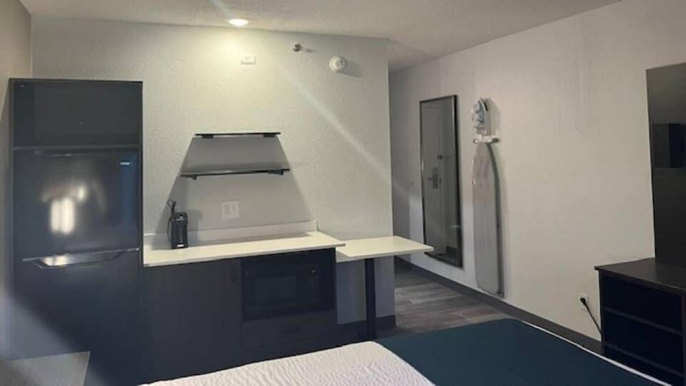 Studio 6 Suites Norcross, GA Standard Room, 1 Queen Bed, Accessible, Smoking 4