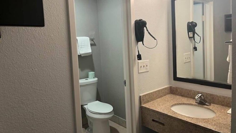 Studio 6 Suites Norcross, GA Standard Room, 1 Queen Bed, Accessible, Smoking 2