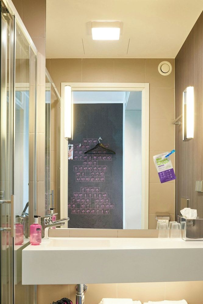 MOXY London Heathrow Airport Room, 2 Twin Beds, Non Smoking 8