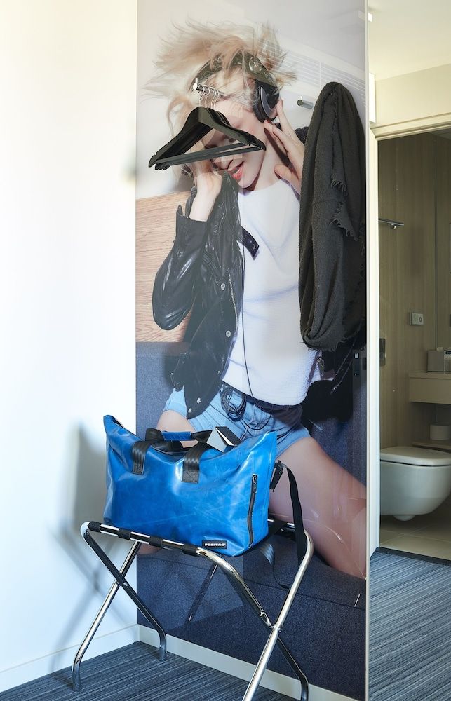 MOXY London Heathrow Airport Room, 2 Twin Beds, Non Smoking 6