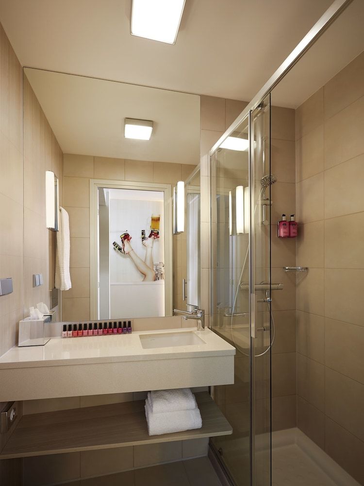 MOXY London Heathrow Airport Room, 2 Twin Beds, Non Smoking 7