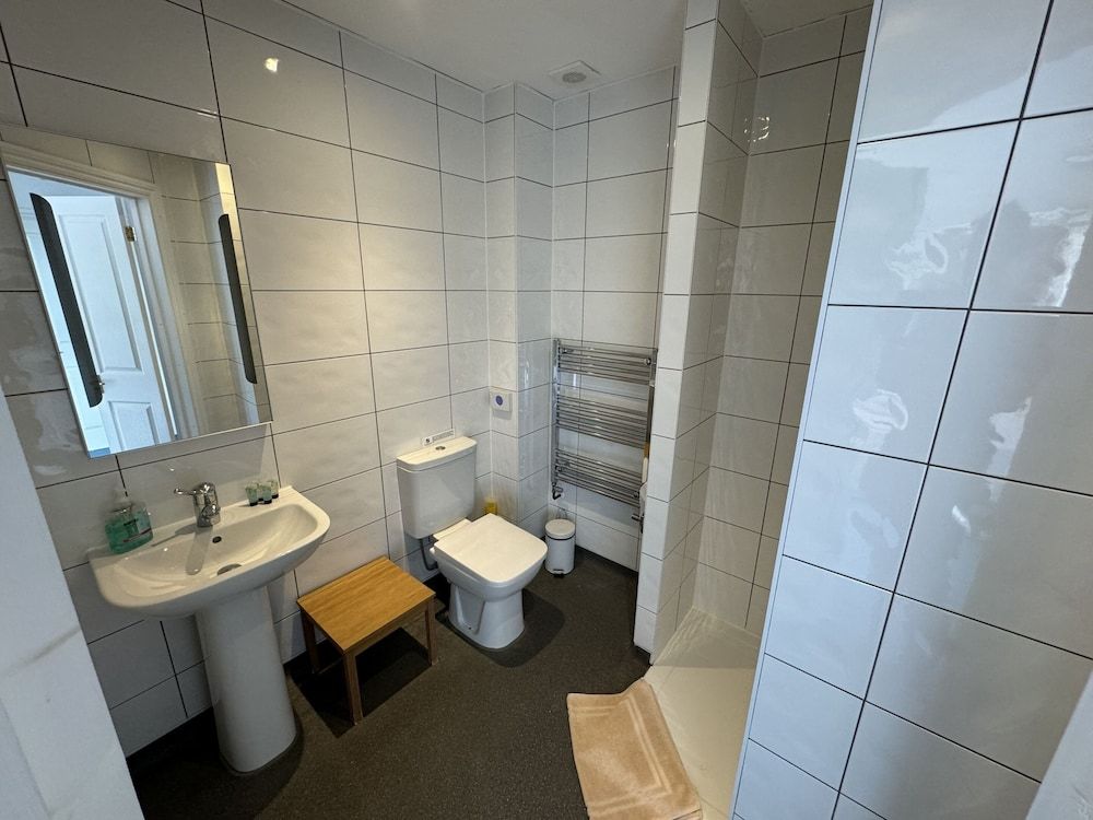 Hookwood Lodge Double Room, Ensuite, Garden View (Large) 9