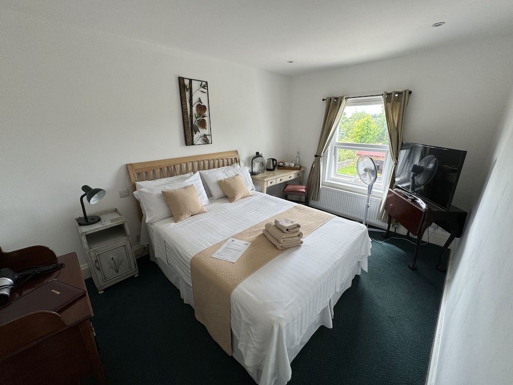 Hookwood Lodge Deluxe Double Room, Ensuite, Garden View 4