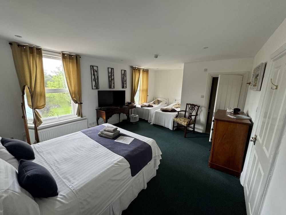 Hookwood Lodge London Gatwick Suite, Ensuite (2 Adults + 2 Children) 3