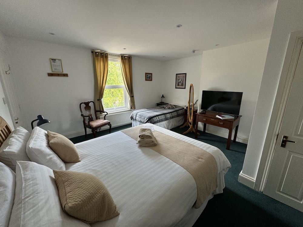 Hookwood Lodge Double or Twin Room, Ensuite, Garden View 3