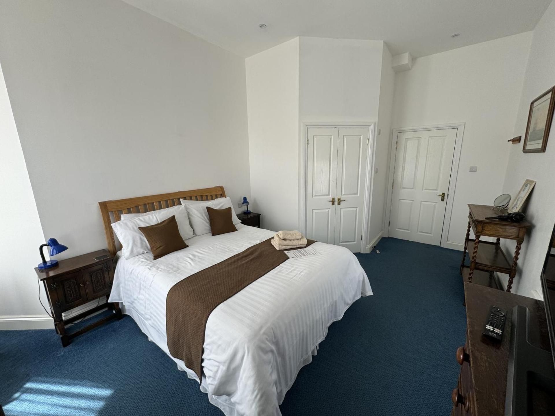 Hookwood Lodge London Gatwick Superior Double Room 2