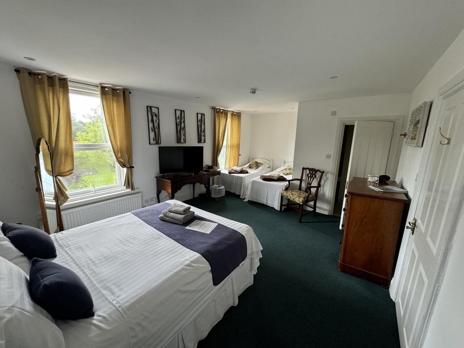 Hookwood Lodge London Gatwick Family Room 2