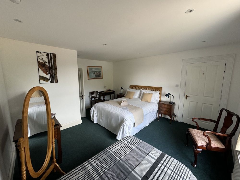 Hookwood Lodge Double or Twin Room, Ensuite, Garden View 4