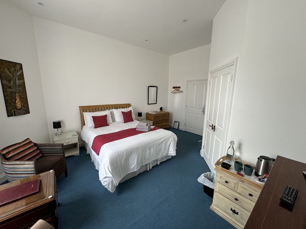 Hookwood Lodge Double Room, Ensuite, Garden View (Large) 6