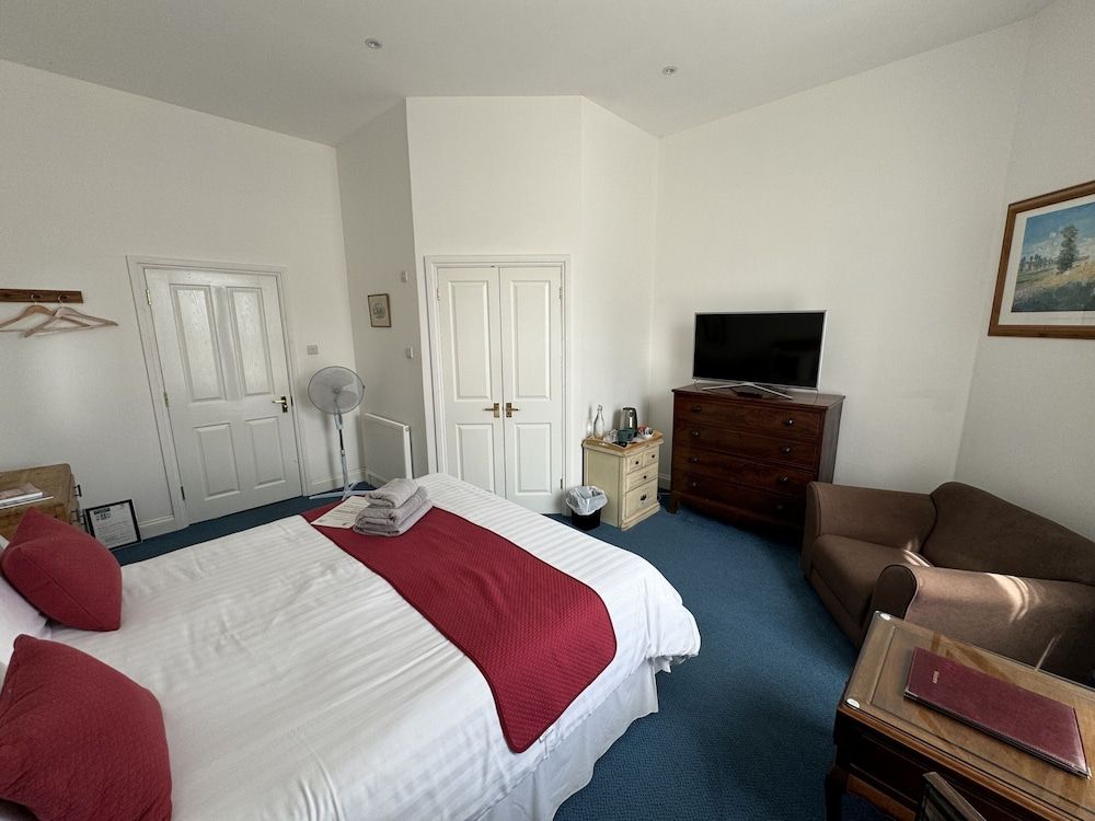 Hookwood Lodge Double Room, Ensuite, Garden View (Large) 5