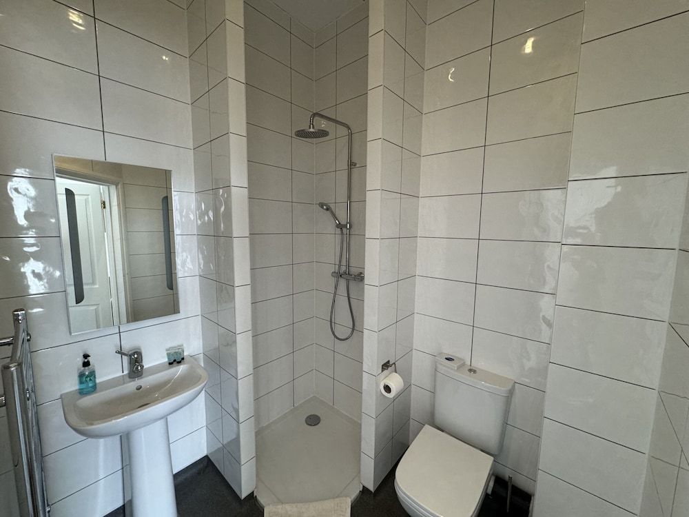 Hookwood Lodge Double Room, Ensuite, Garden View (Large) 10