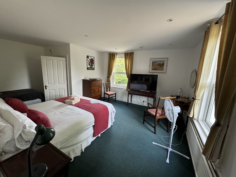 Hookwood Lodge Double or Twin Room, Ensuite, Garden View 5