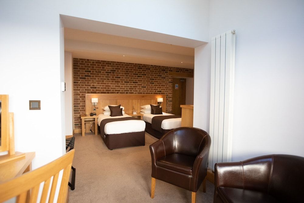 Tewinbury Farm Hotel Generous Twin 3