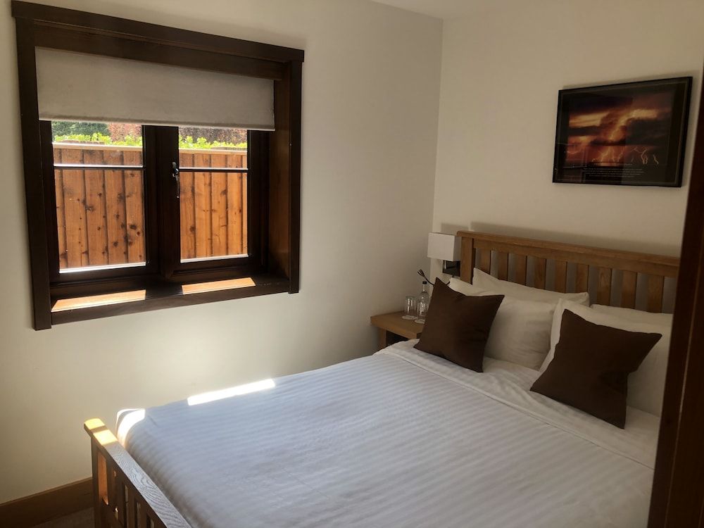 Tewinbury Farm Hotel Riverside Lodge with Hot Tub