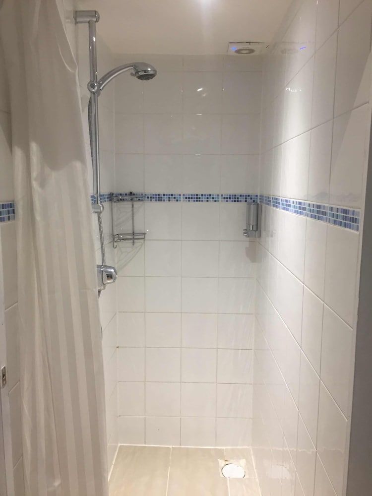 The Excelsior Hotel Family Room (5 people) 8