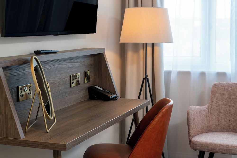 London Croydon Aerodrome Hotel, BW Signature Collection Executive Room, 2 Twin Beds, Non Smoking 7