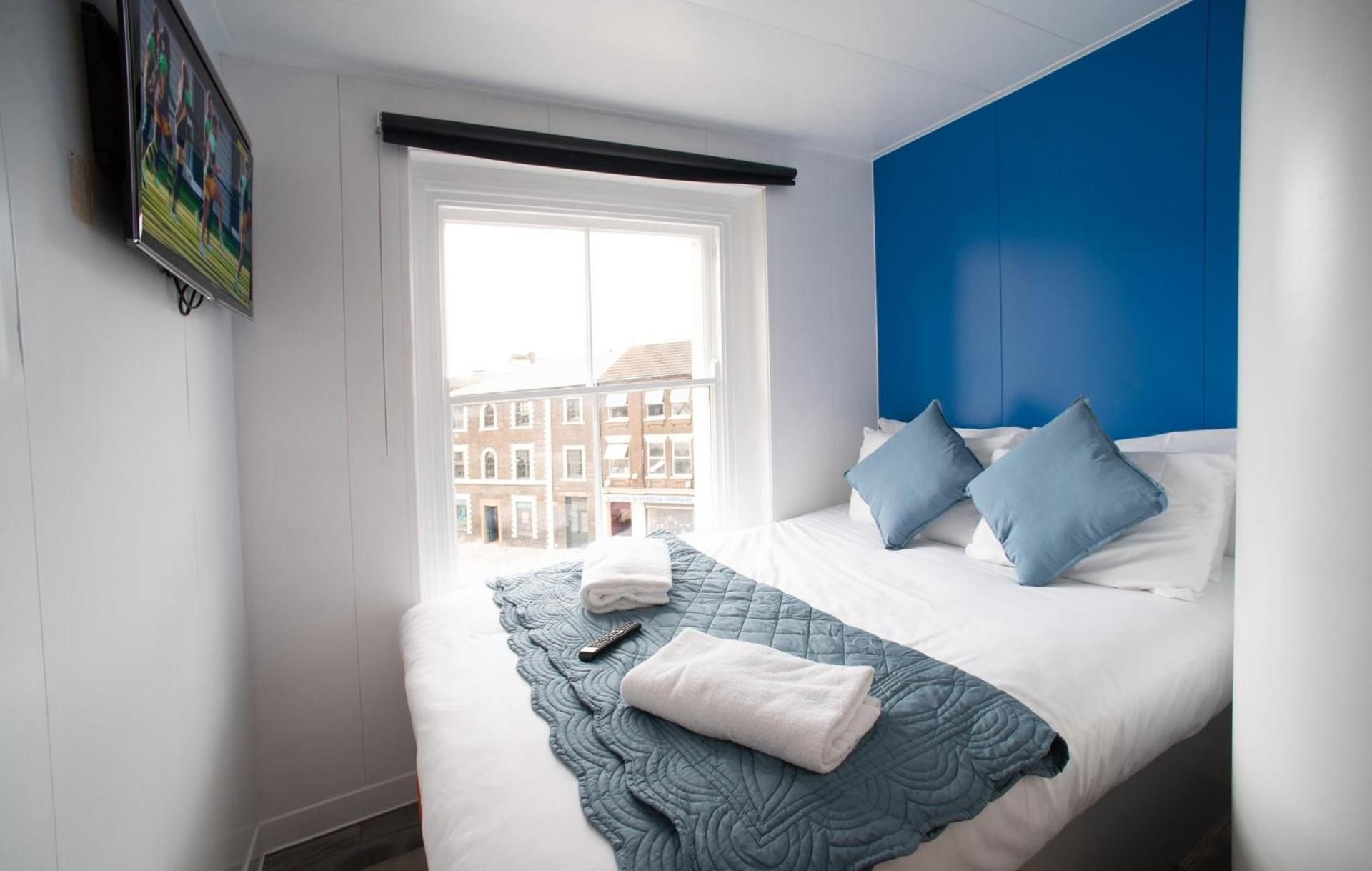 Small Rooms with Window