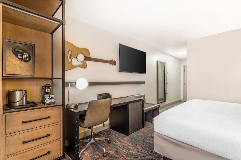 Standard Room, 1 King Bed, Accessible, Bathtub (with Sofabed)