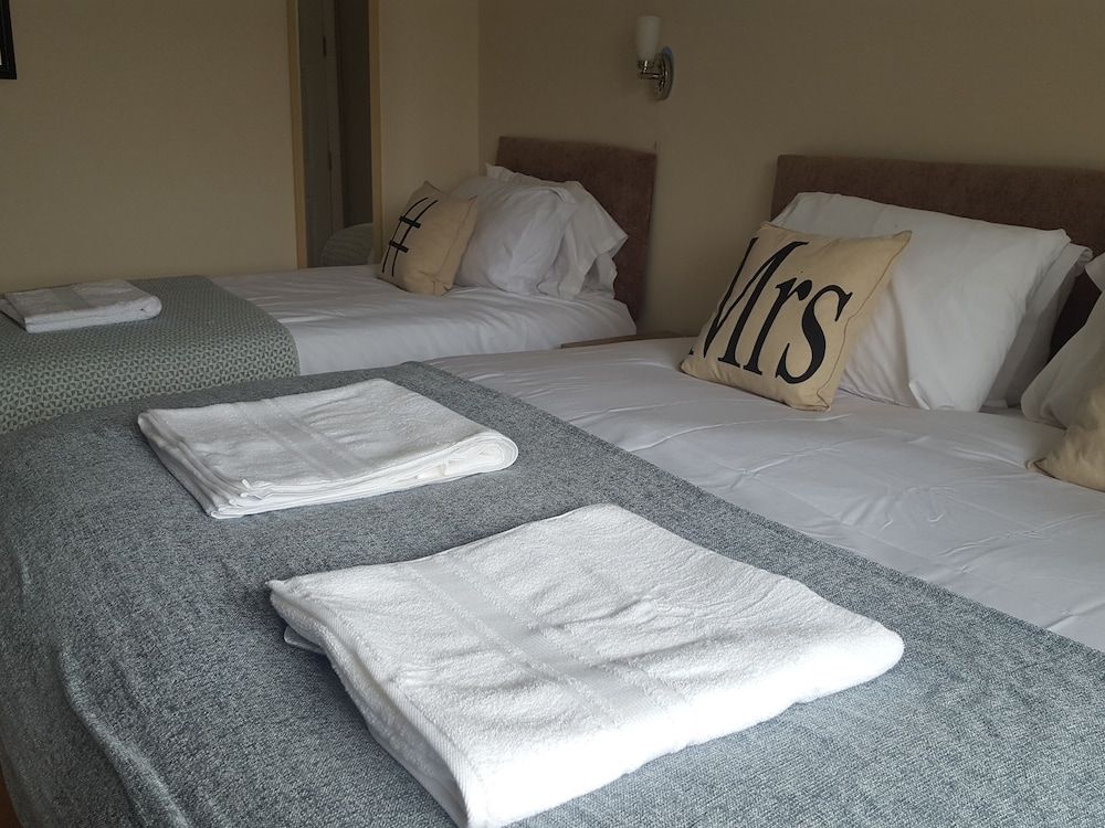 Kathleen House Triple Room, Shared Bathroom, Garden View 3