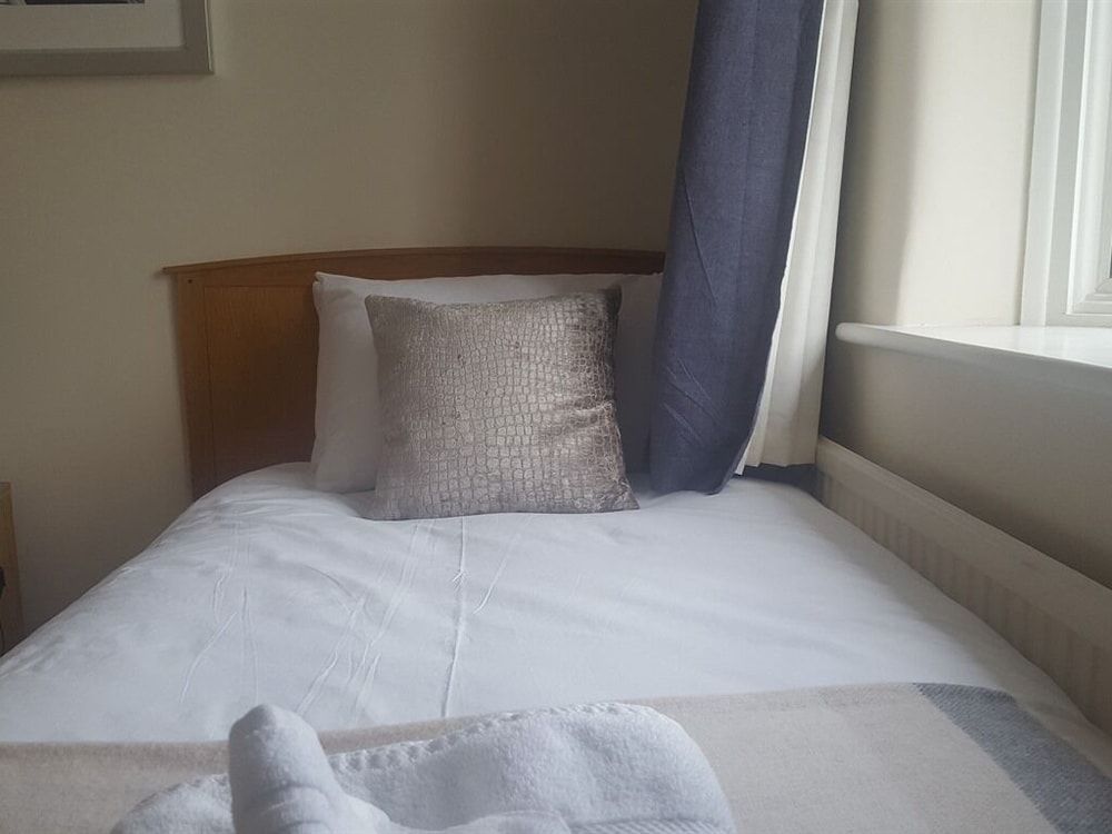 Kathleen House Single Room, Shared Bathroom 2