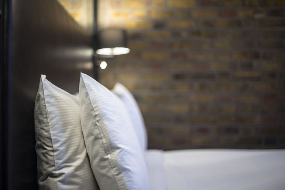 Camden Enterprise Hotel & Pub Deluxe Double Room 9