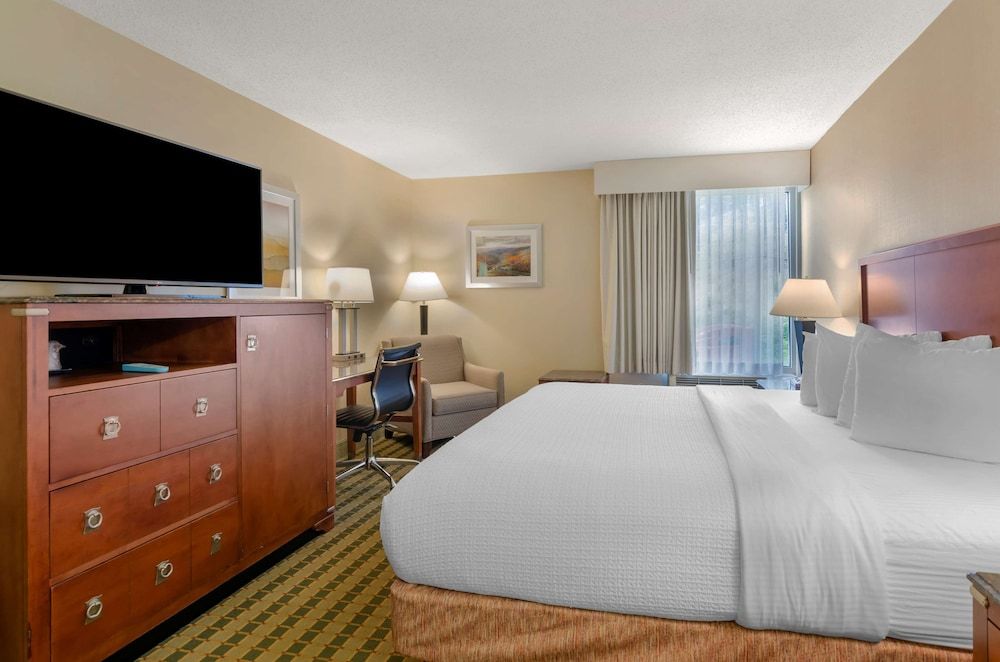 Best Western North Roanoke Standard Room, 1 King Bed, Accessible, Refrigerator & Microwave 2