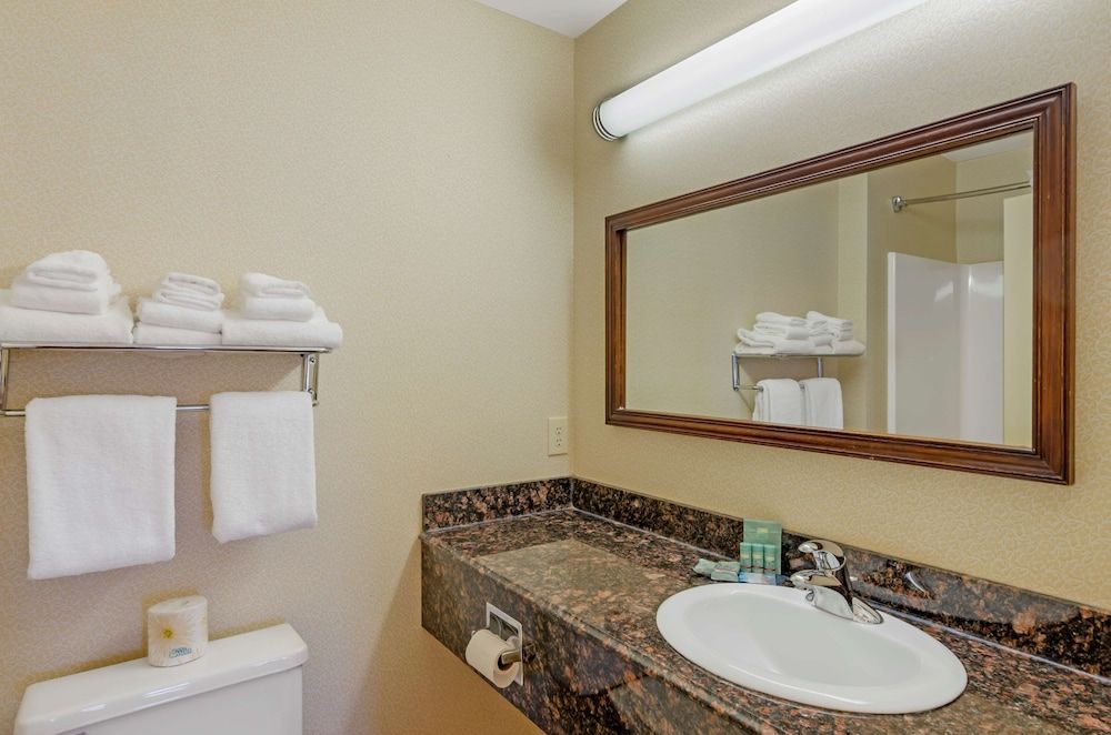 Best Western North Roanoke Standard Room, 2 Queen Beds, Non Smoking, Refrigerator & Microwave (1st Floor) 5