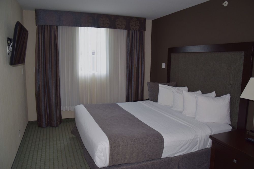 Coast Lethbridge Hotel & Conference Centre Premium Suite, 1 King Bed (Coast Premium King Junior Suite) 3
