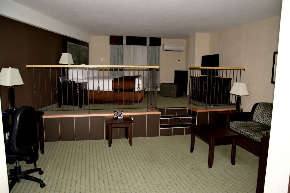 Coast Lethbridge Hotel & Conference Centre Premium Room, 1 King Bed (Coast King with Sofa Bed) 4