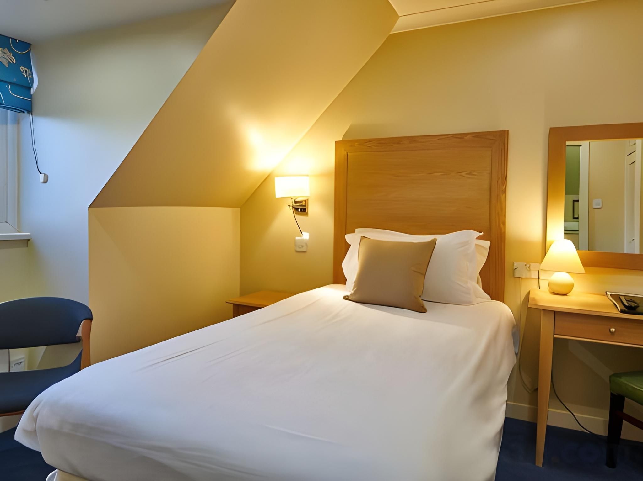 The County Hotel Single Room. 2