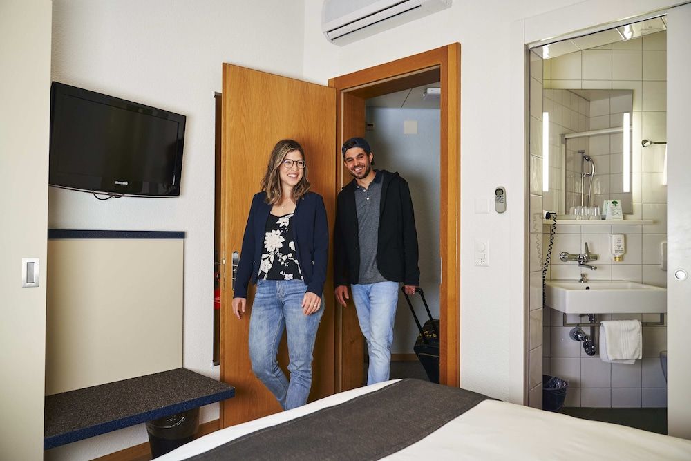 Bristol Hotel Small Budget Double Room 4