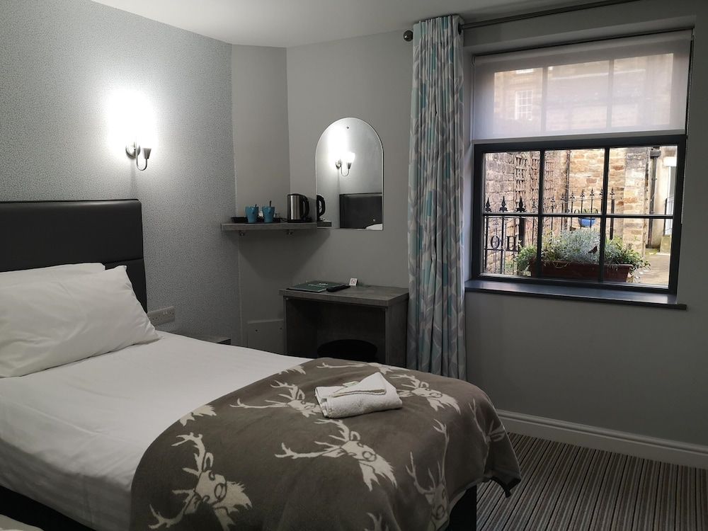 The Royal Hotel and Bar Twin Room 2