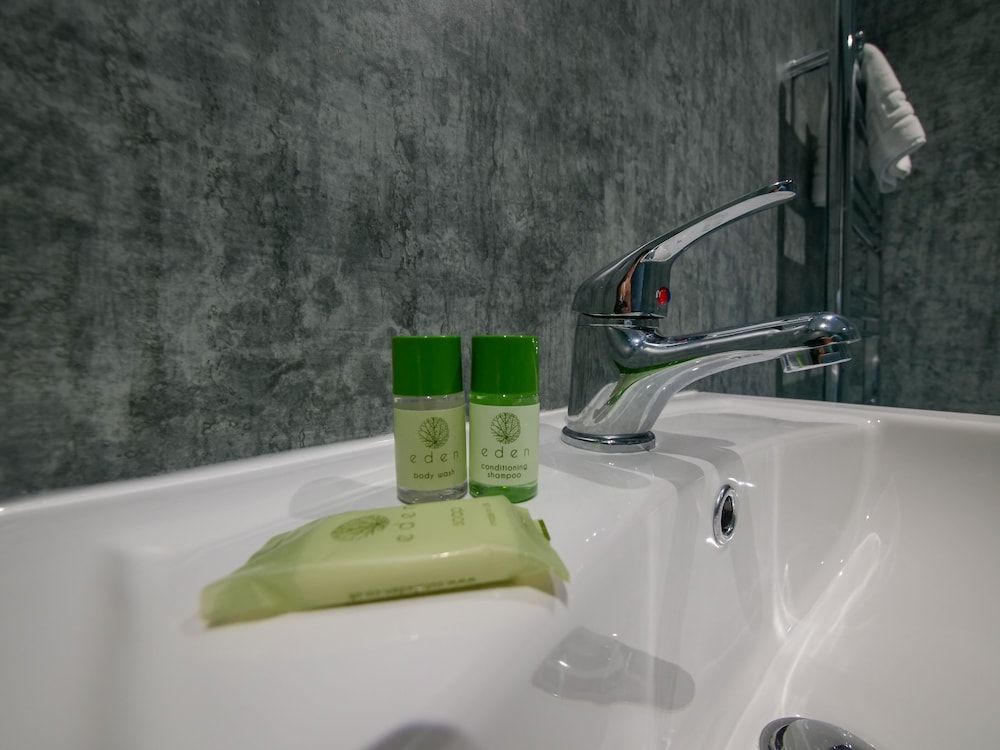 The Royal Hotel and Bar Twin Room 5