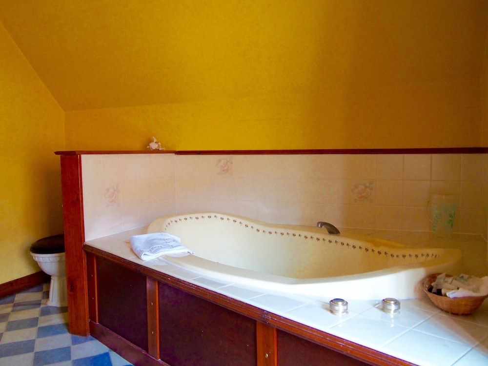 Wrangham House Hotel Double Room, 1 King Bed, Bathtub 3