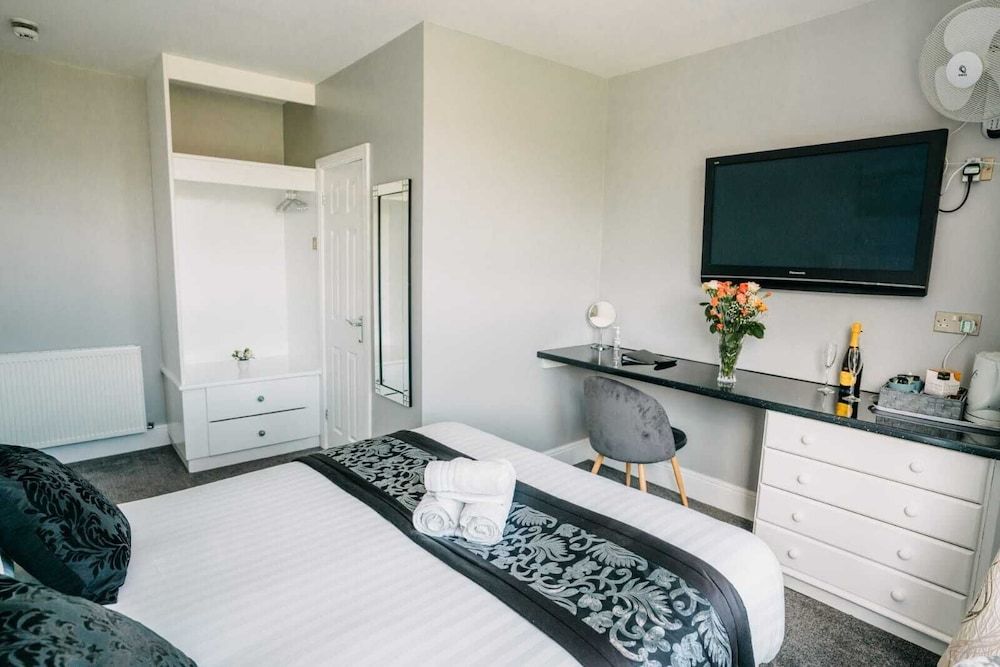 OYO Minerva Guesthouse Standard Double Room, 1 Double Bed 5