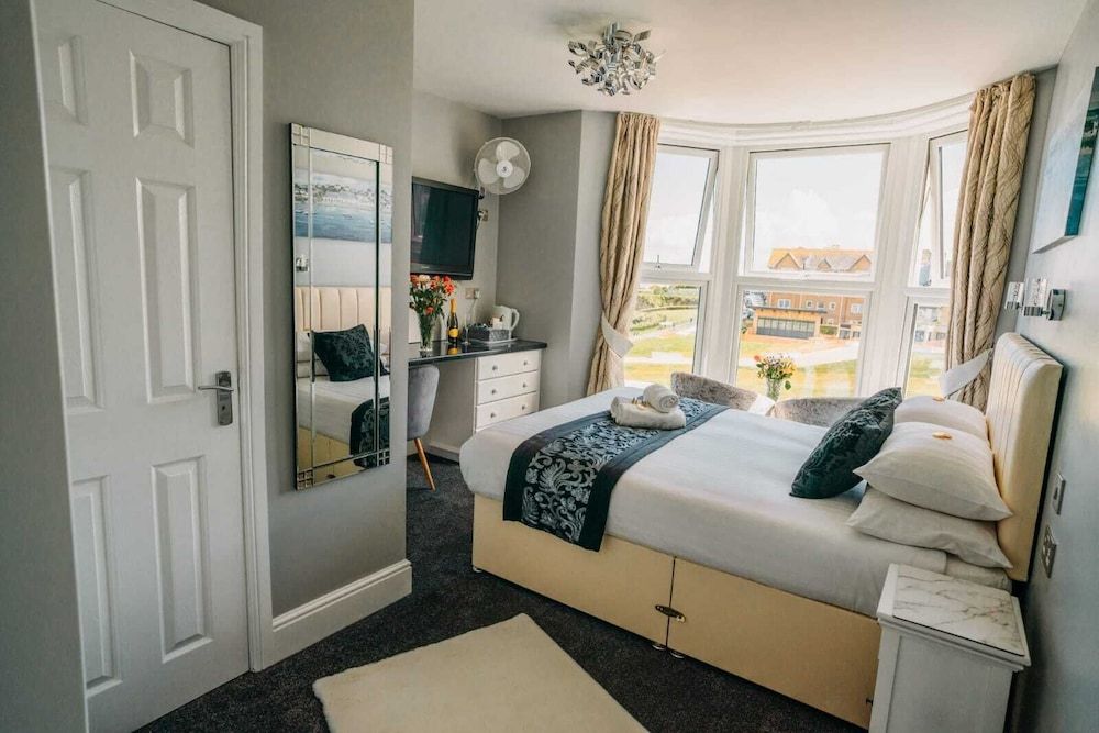 OYO Minerva Guesthouse Standard Double Room, 1 Double Bed 3