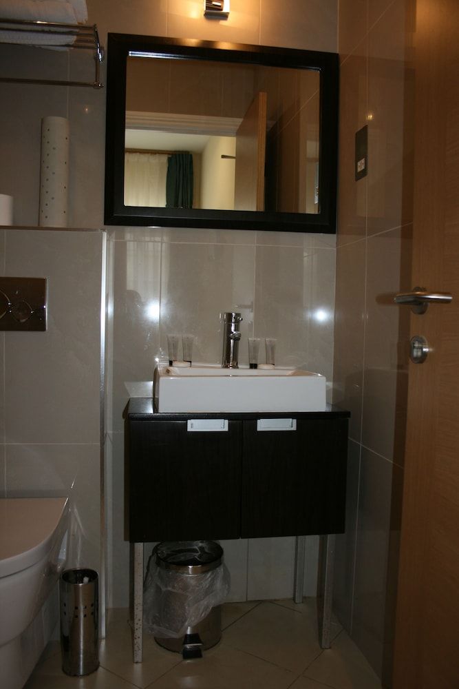 Cromwell International Hotel Economy Twin Room 3