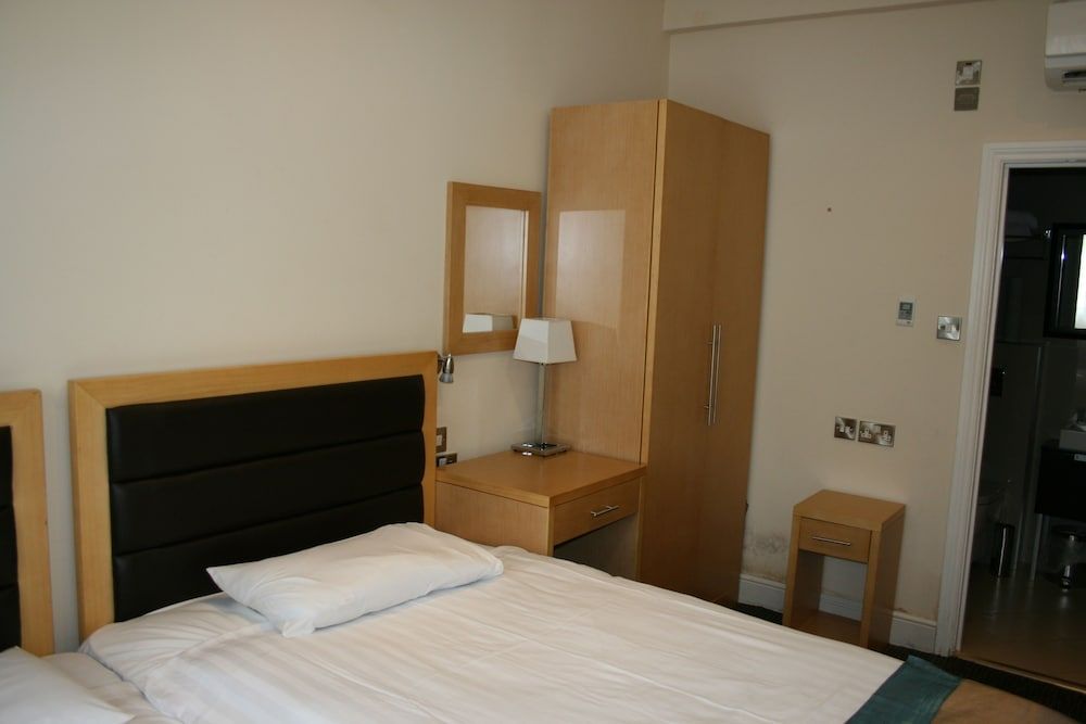 Cromwell International Hotel Economy Twin Room