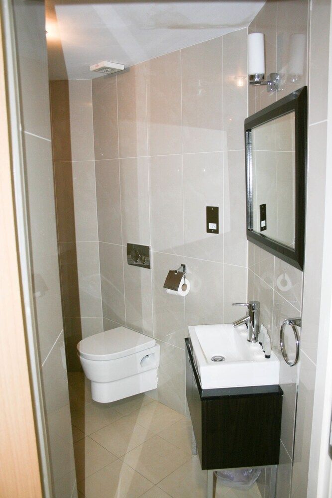 undefined Cromwell International Hotel 9