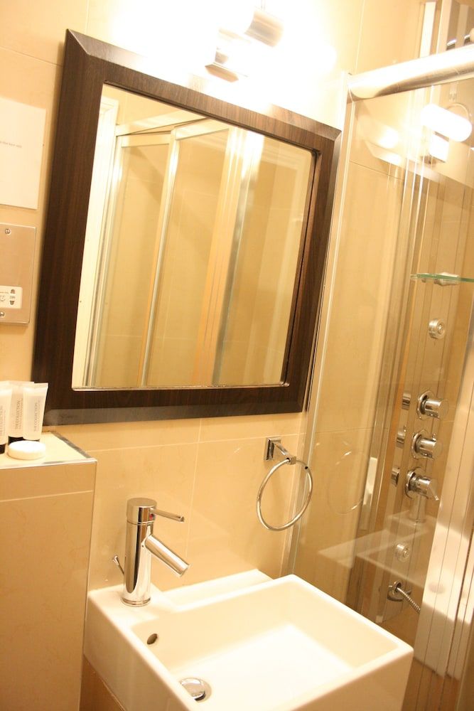 Cromwell International Hotel Economy Single Room 3