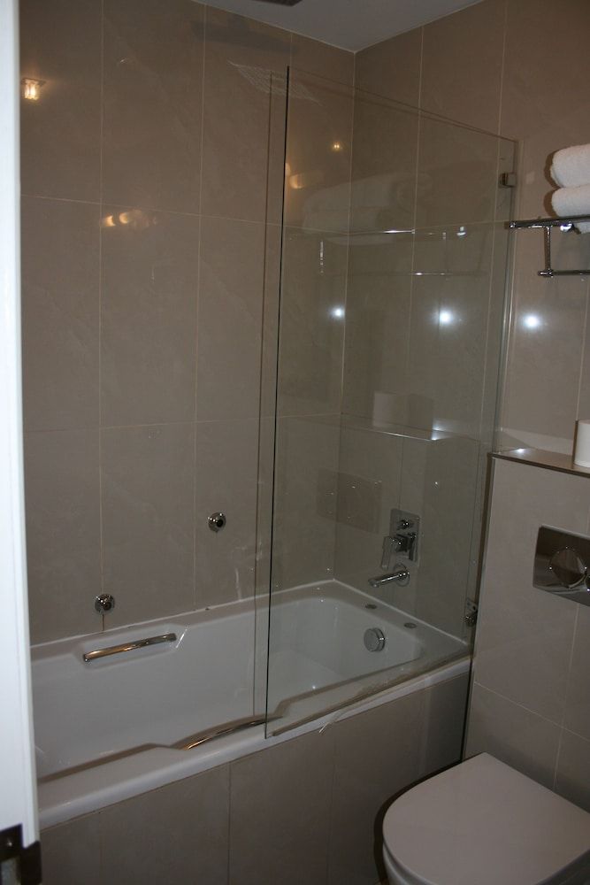 Cromwell International Hotel Economy Twin Room 6