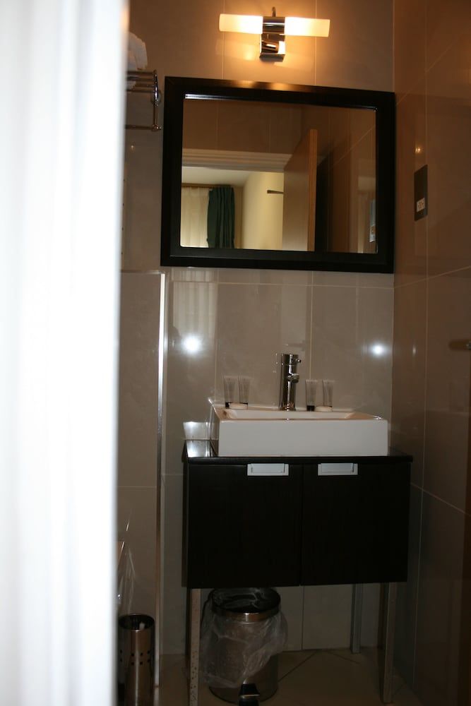 Cromwell International Hotel Economy Twin Room 4