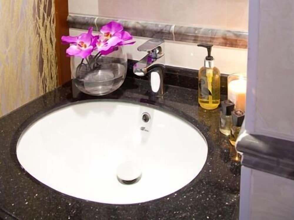 City Inn Russell Square Standard Double Room, Ensuite 7