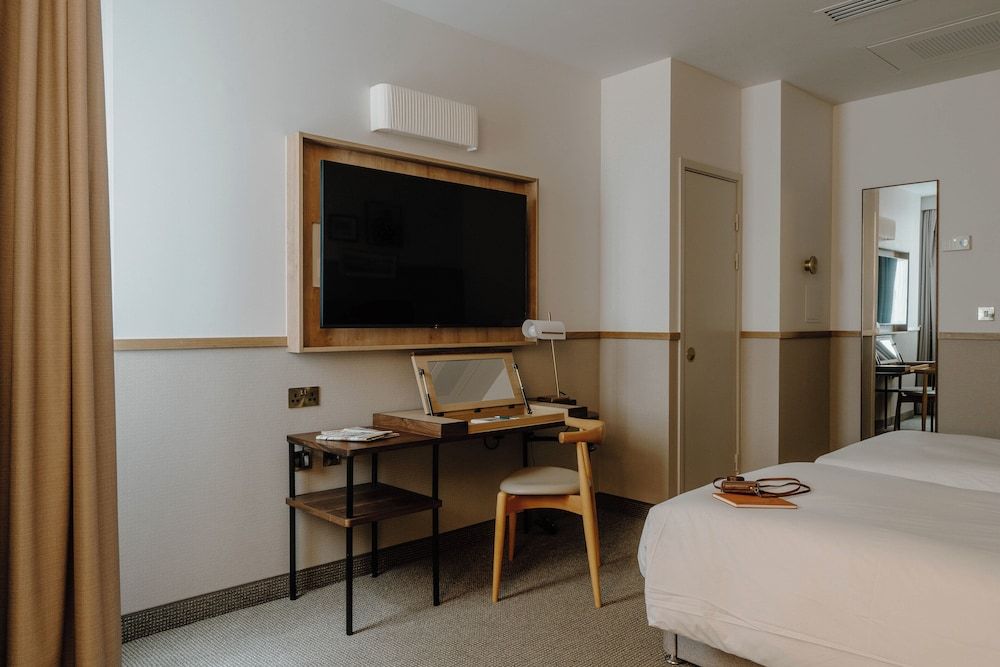 Club Quarters Hotel London City Standard Room, Accessible 7